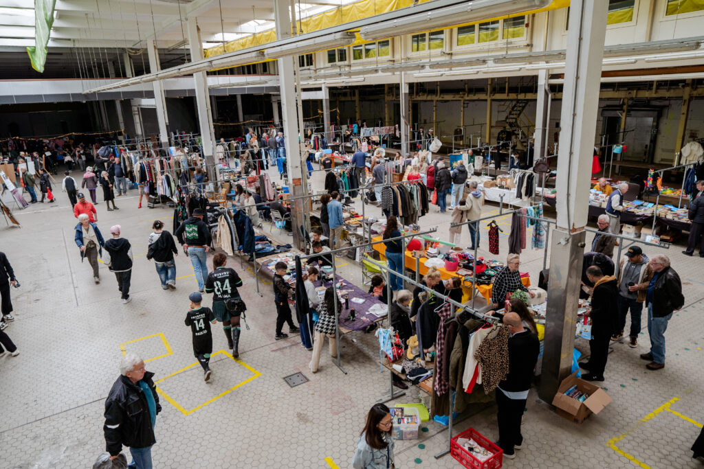 De kaai markt met kramen en bezoekers